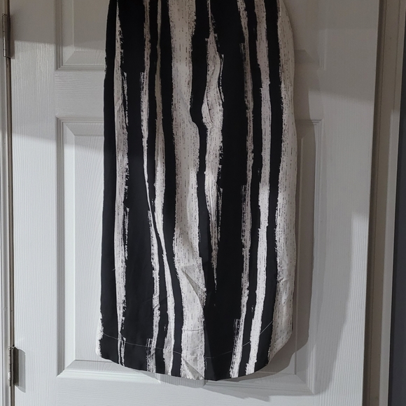 Very Classy skirt, with a little slit. (L)  It will go right below you r knee. - Picture 1 of 2